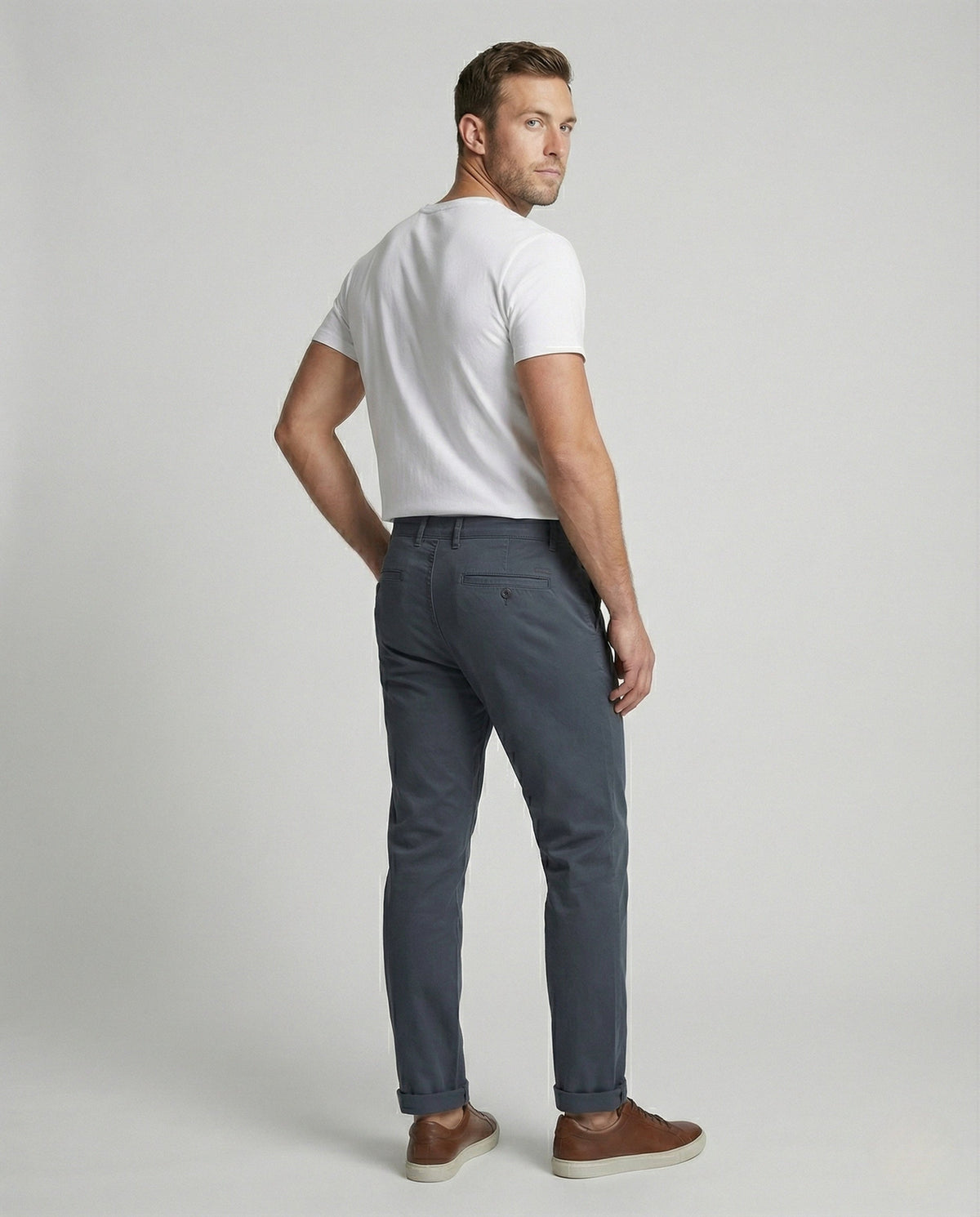 Herren-Thermo-Chino von hinten mit praktischen Gesäßtaschen