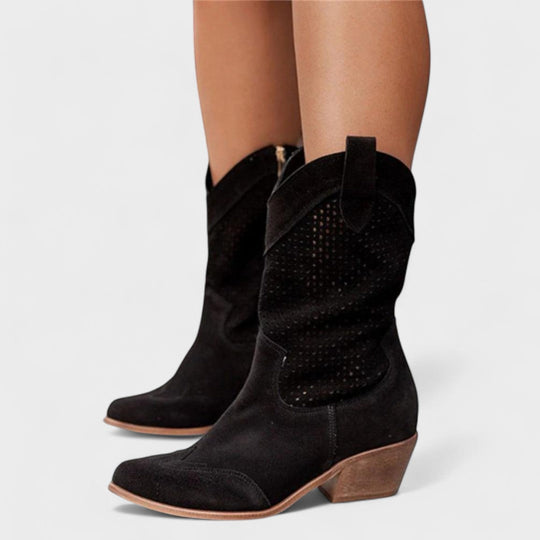 Women's boots with Western design and modern cut
