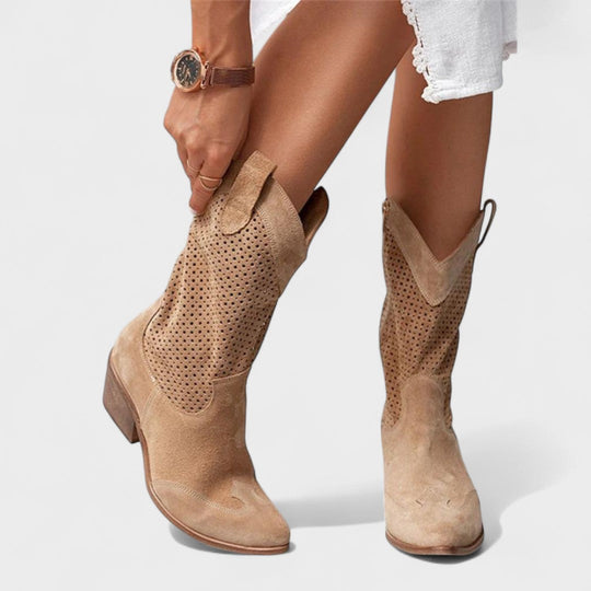 Women's boots with Western design and modern cut