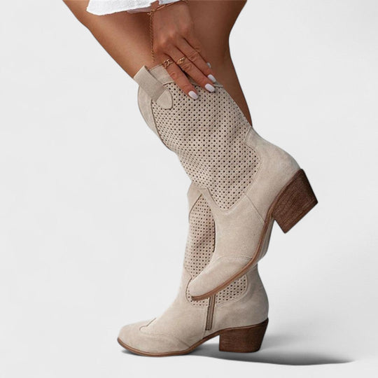 Women's boots with Western design and modern cut