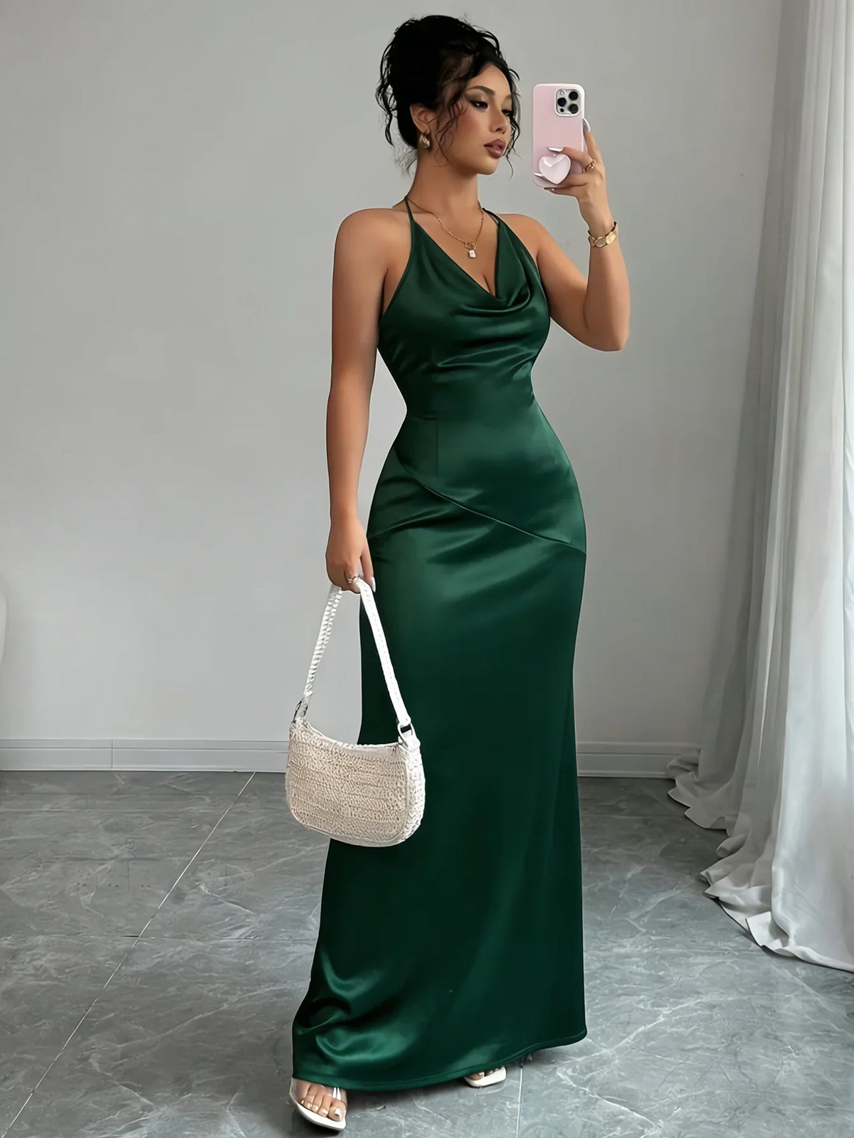Langes Damenkleid mit fließendem Wasserfallausschnitt in voller Ansicht