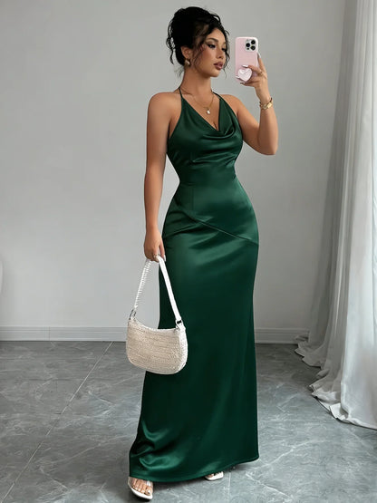 Langes Damenkleid mit fließendem Wasserfallausschnitt in voller Ansicht