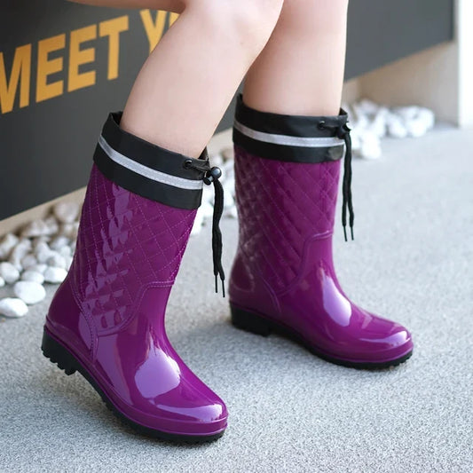 Damen-Regenstiefel mit Karomuster im minimalistischen Stil