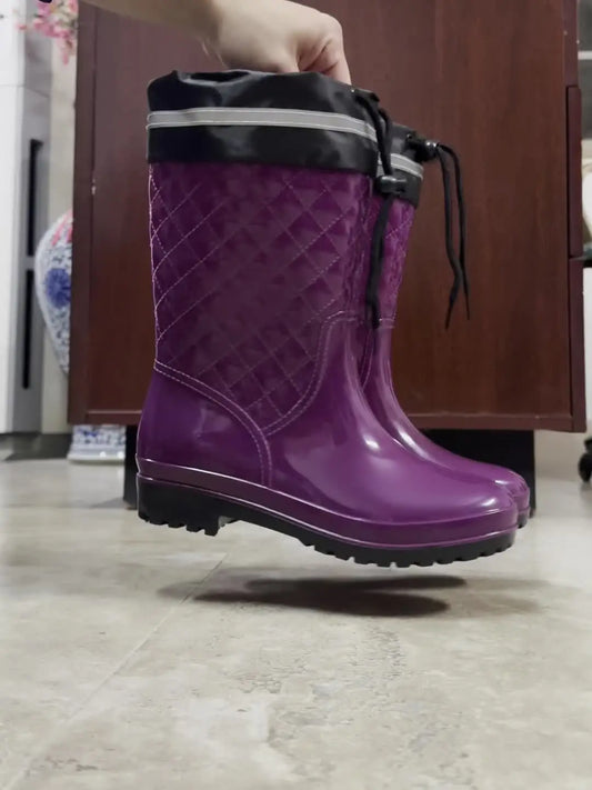 Seitliche Ansicht wasserdichter Damen-Regenstiefel mit Karomuster