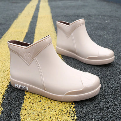 Rückansicht der kurzen Regenstiefel aus Gummi für Frauen