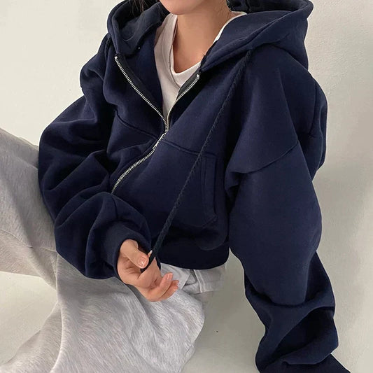 Damen-Sweatjacke mit Reißverschluss und lockerem Schnitt in der Vorderansicht