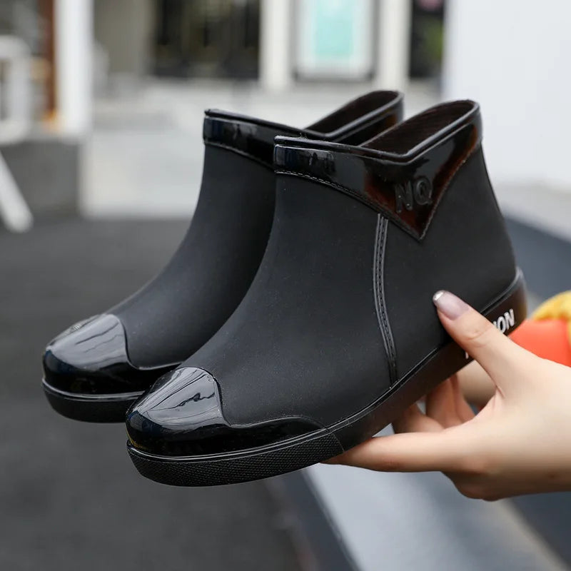 Kurze Gummistiefel für Damen in einer Ansicht von vorn