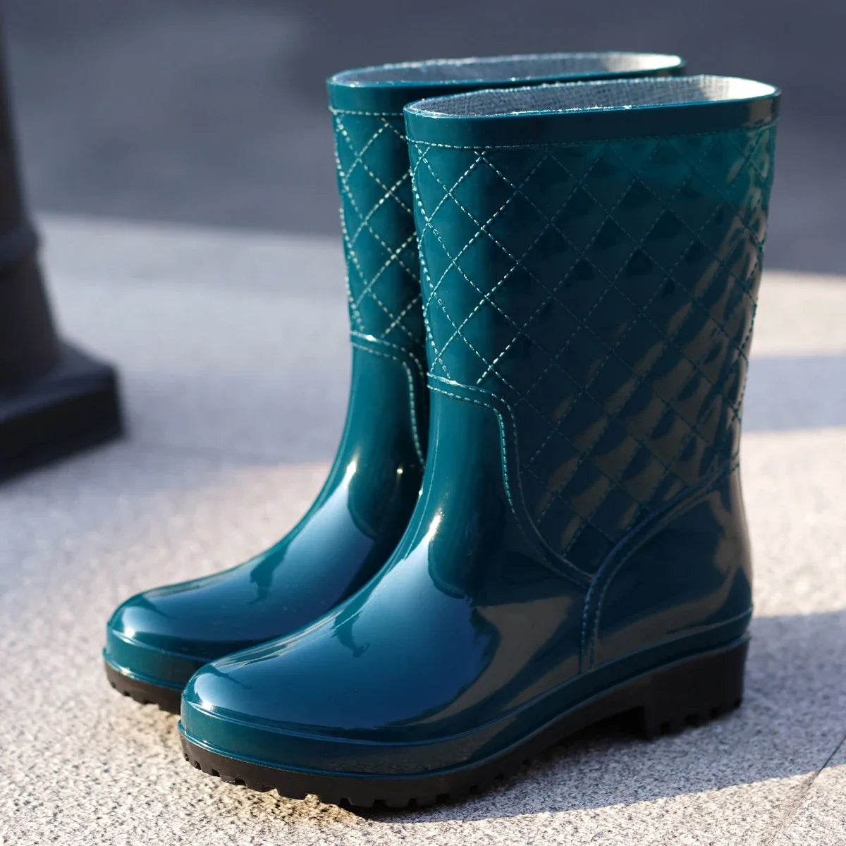 Nahaufnahme des wetterfesten Materials der Damen-Regenstiefel