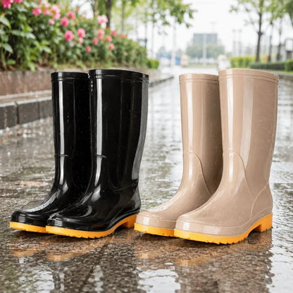 Paar Damen-Regenstiefel für Spaziergänge bei Regen