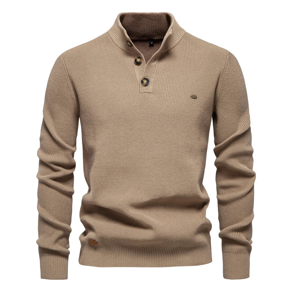 Detailansicht der Knopfleiste am Herrenpullover