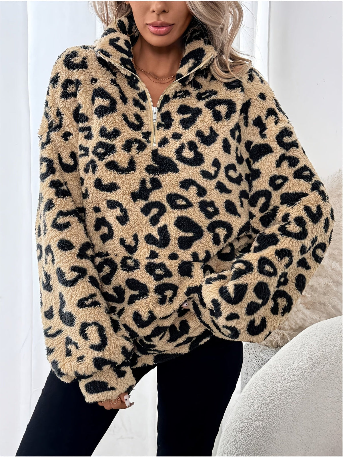 Damenpullover mit auffälligem Leopardenmuster