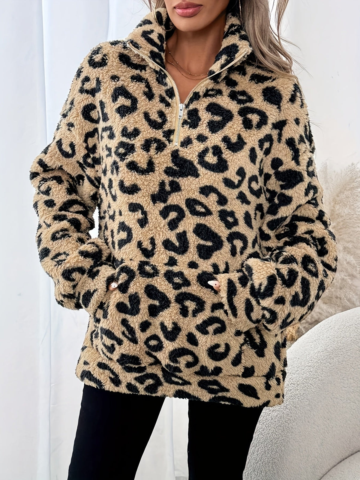 Nahaufnahme des Leopardenmusters am Damenpullover