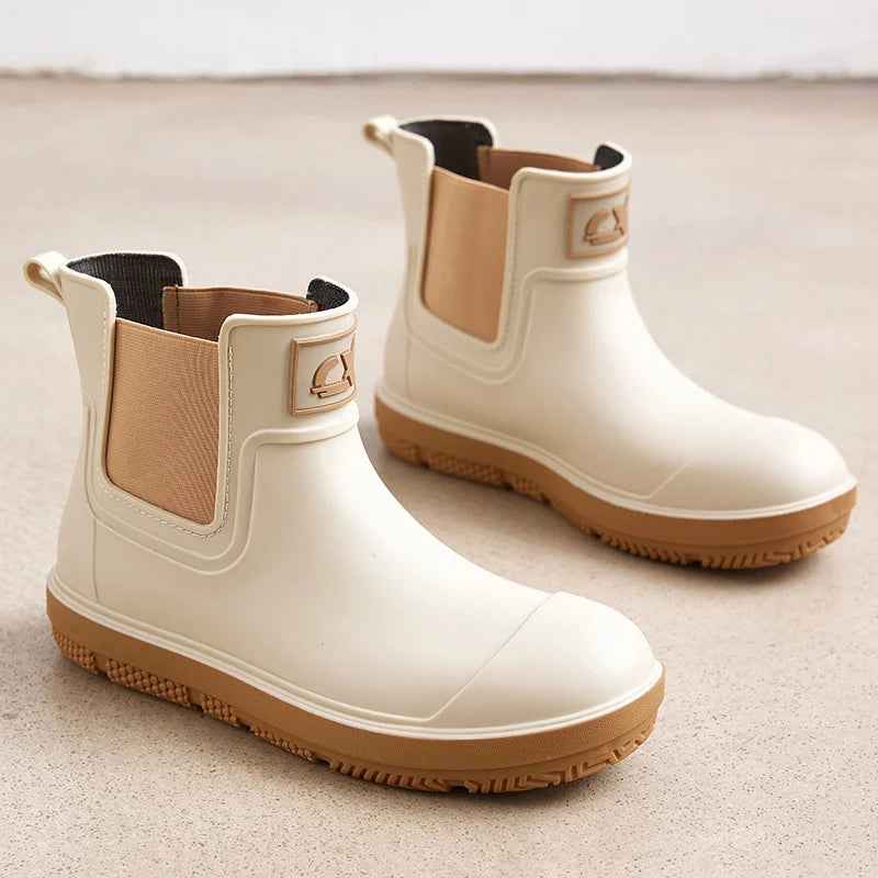 Paar Damen-Gummistiefel für regnerische Tage und nasse Wege