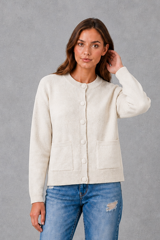 Oversize-Strickjacke für Damen in einer vollständigen Vorderansicht
