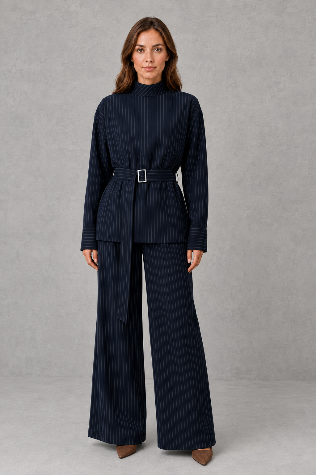 Eleganter Damen-Hosenanzug mit markantem Nadelstreifenmuster