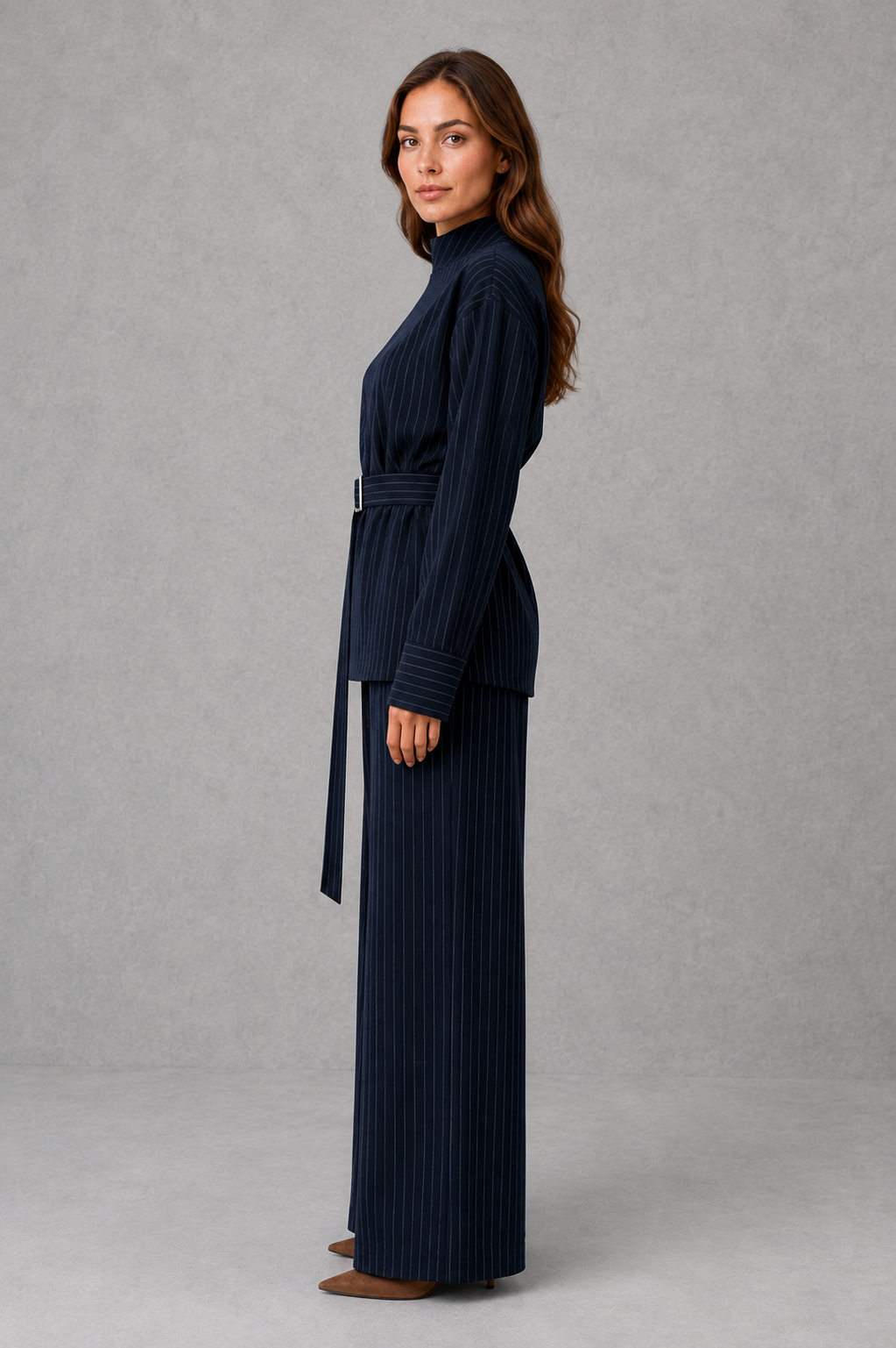 Damen-Blazer des Zweiteilers mit passender weitbeiniger Hose