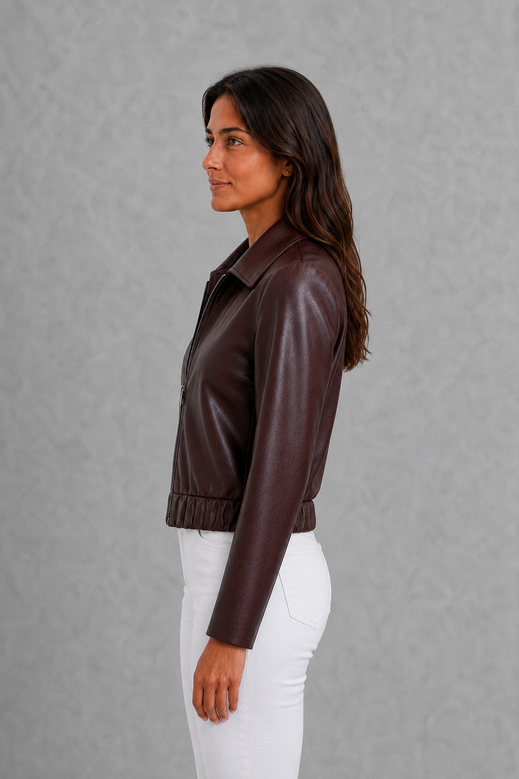 Nahaufnahme der Damen-Bikerjacke aus veganem Leder mit markantem Bikerstil