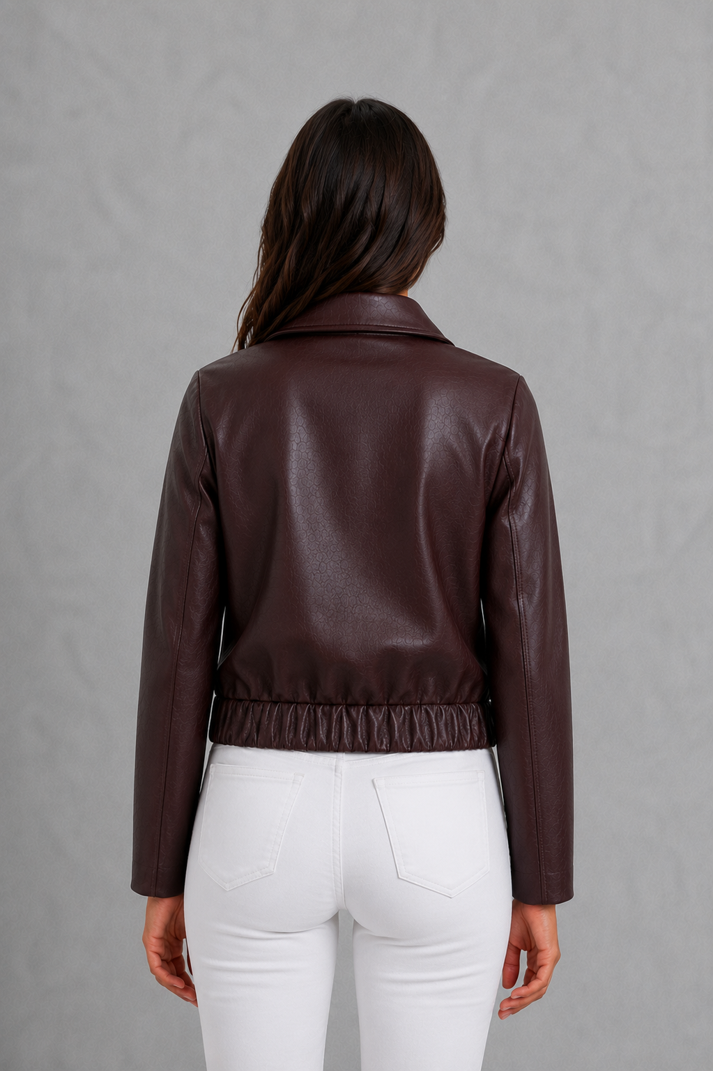 Detailansicht der Damen-Bikerjacke aus veganem Leder mit modischer Silhouette