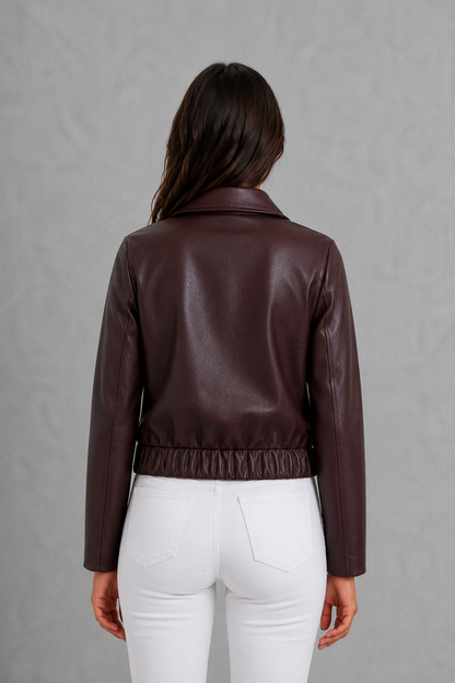 Detailansicht der Damen-Bikerjacke aus veganem Leder mit modischer Silhouette