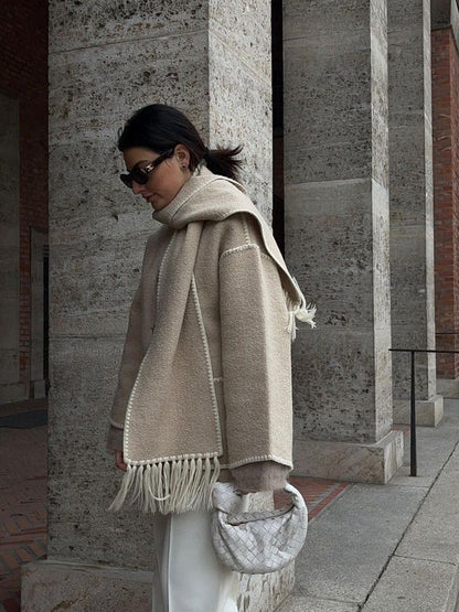 Seitliche Ansicht der eleganten Cape-Jacke für Damen