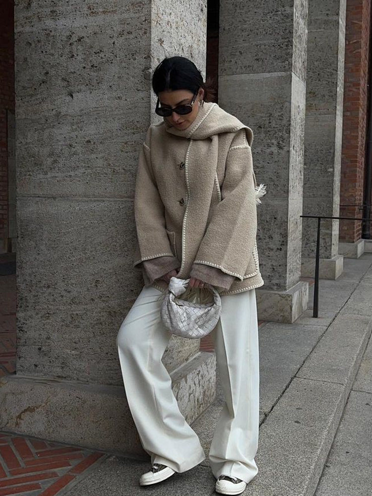 Rückansicht der Damenjacke im modernen Oversized-Design