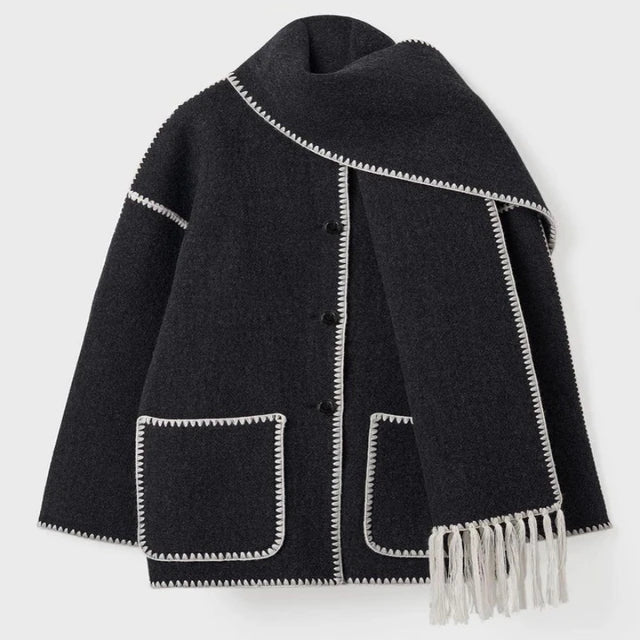 Schalquasten-Detail an der stilvollen Damen-Cape-Jacke