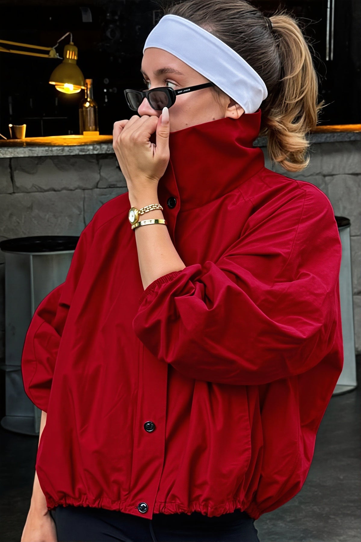 Leichte Damen-Windjacke mit Stehkragen und Kordelzug