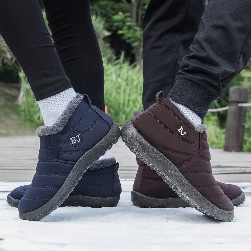 Lined slip-on snow boots with profiled sole for women