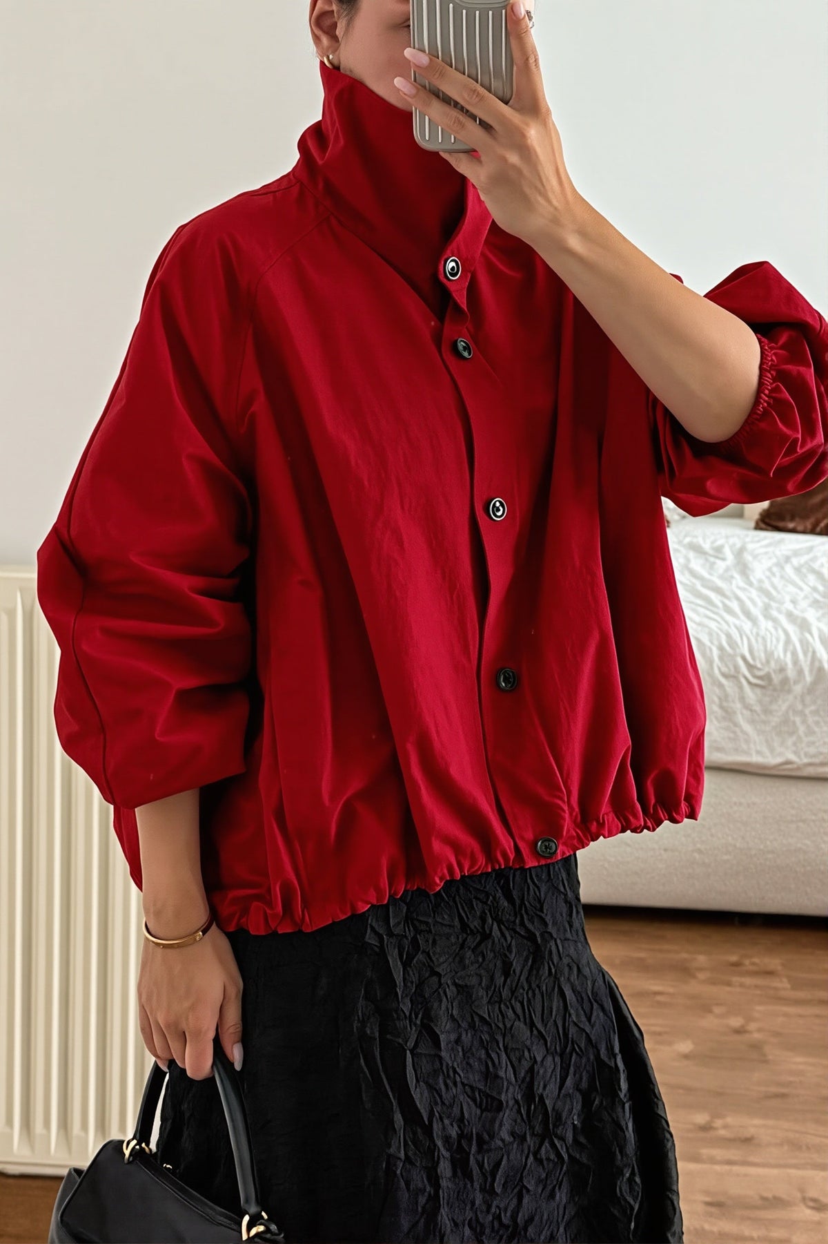 Damenjacke im Windbreaker-Stil in einer seitlichen Ansicht