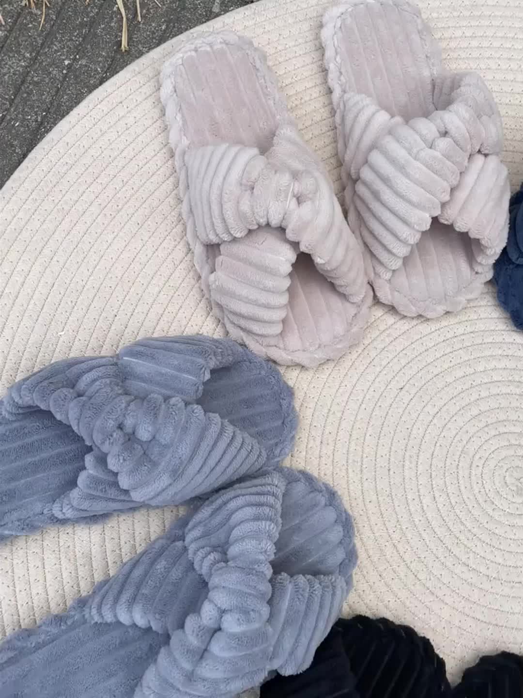 Open cross-strap slippers for women