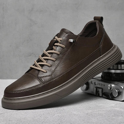 Flacher Sneaker für Herren mit Schnürung