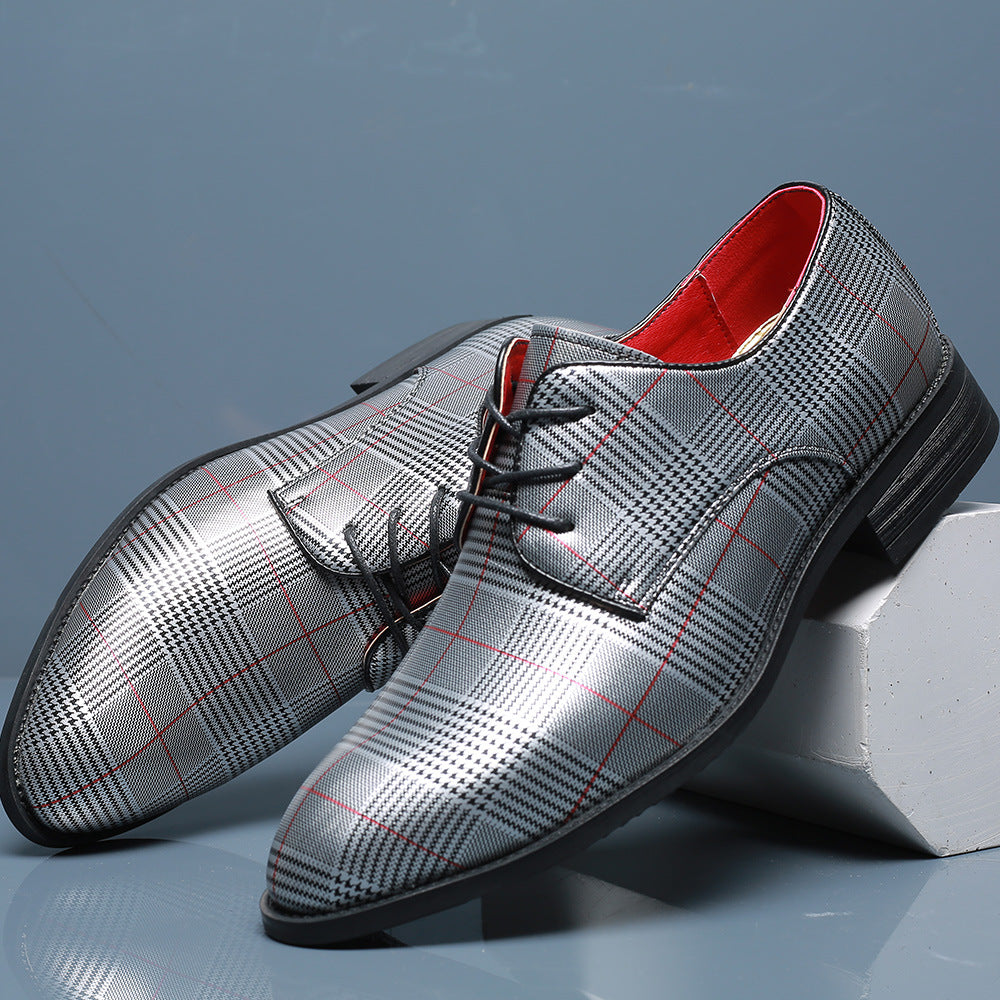 Seitliche Ansicht eleganter Herren-Schnürschuhe mit klassischer Schnürung