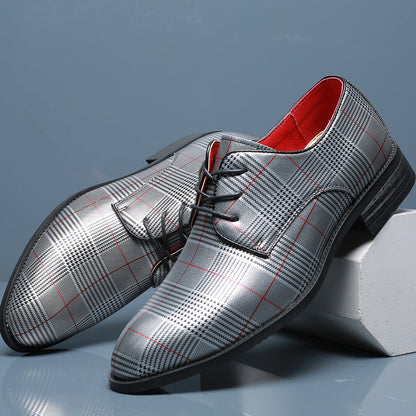 Seitliche Ansicht eleganter Herren-Schnürschuhe mit klassischer Schnürung