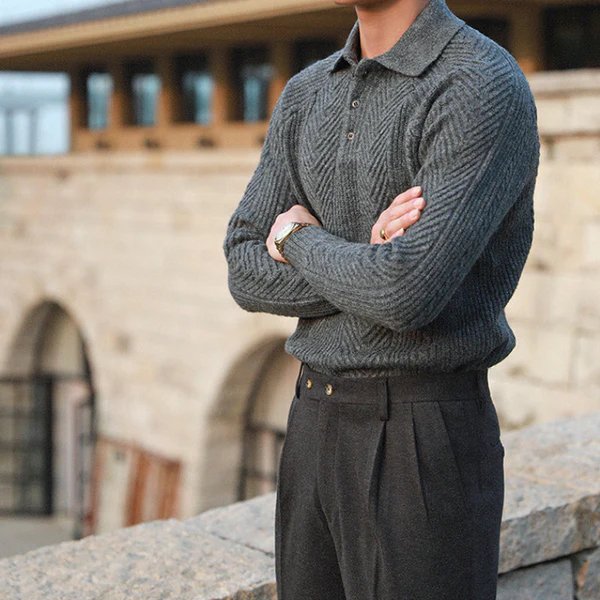 Herren-Strickpullover mit Knopfkragen in seitlicher Ansicht