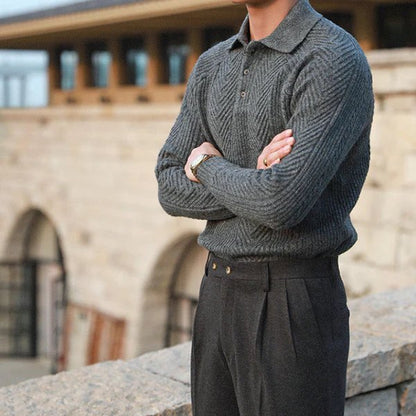 Herren-Strickpullover mit Knopfkragen in seitlicher Ansicht