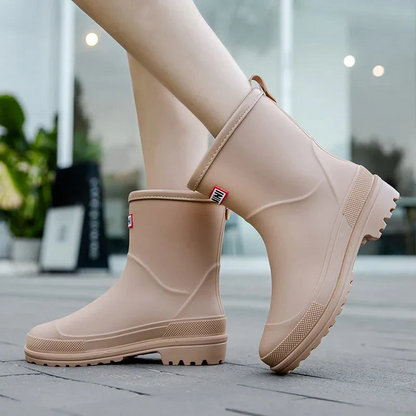 Wasserdichte Damen-Gummistiefel beim Einsatz bei nassem Wetter