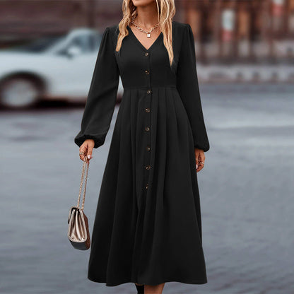 Damenkleid von vorn mit sichtbarer Knopfleiste und femininem Schnitt