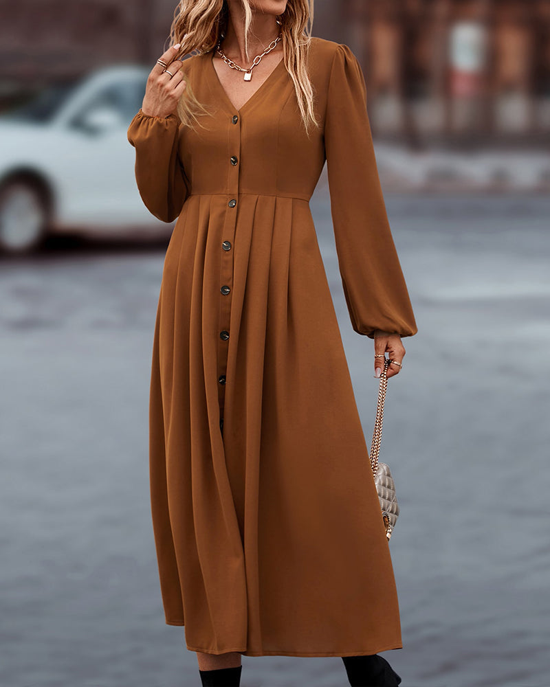 Detailansicht der Knopfleiste am eleganten Damen-Langarmkleid