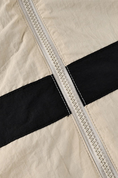 Damenjacke mit Stehkragen aus seitlicher Ansicht