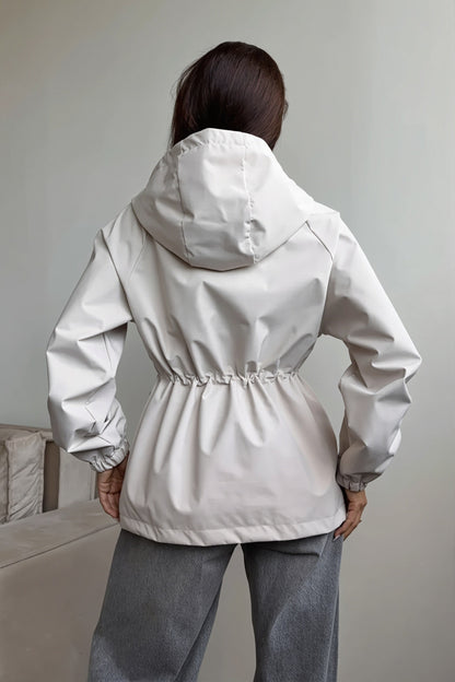 Seitliche Ansicht einer Damenjacke mit Kapuze und Taillenregulierung