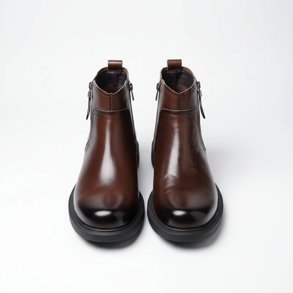 Paar braune Herren-Lederstiefel mit Reißverschluss
