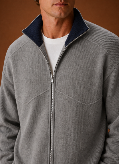 Nahaufnahme des Reißverschlusses an der Strickjacke