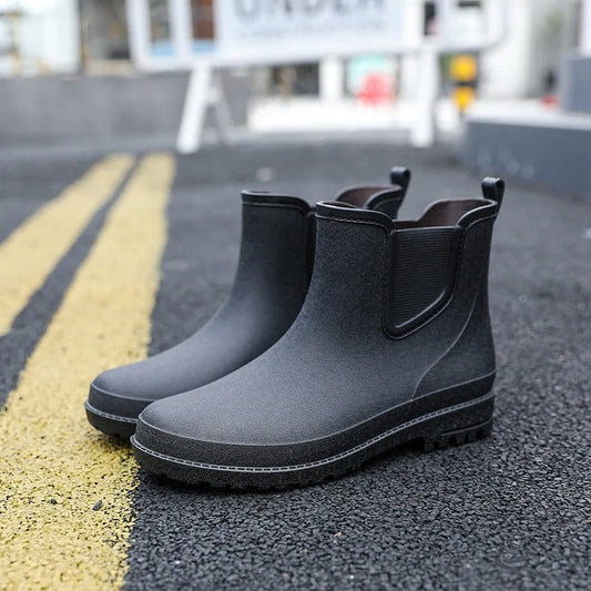 Schwarze wasserdichte Gummistiefel für Herren in der Seitenansicht