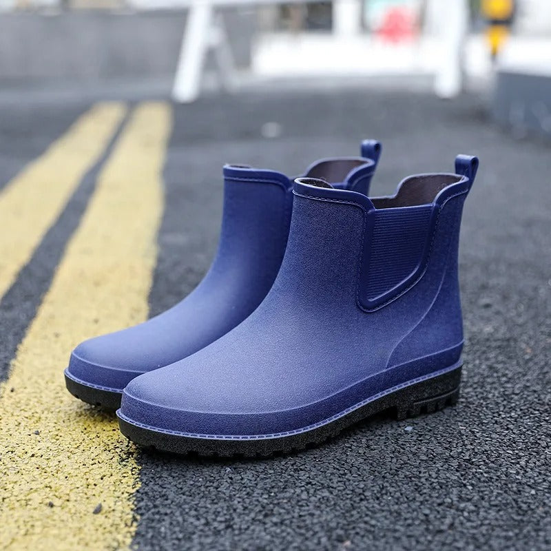 Paar schwarze Gummistiefel für Herren mit hohem Schaft