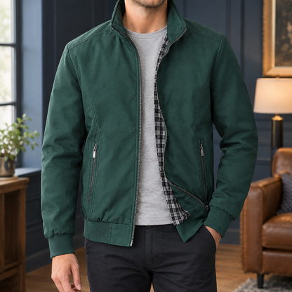 Herrenjacke mit Stehkragen und Reißverschluss in der Vorderansicht