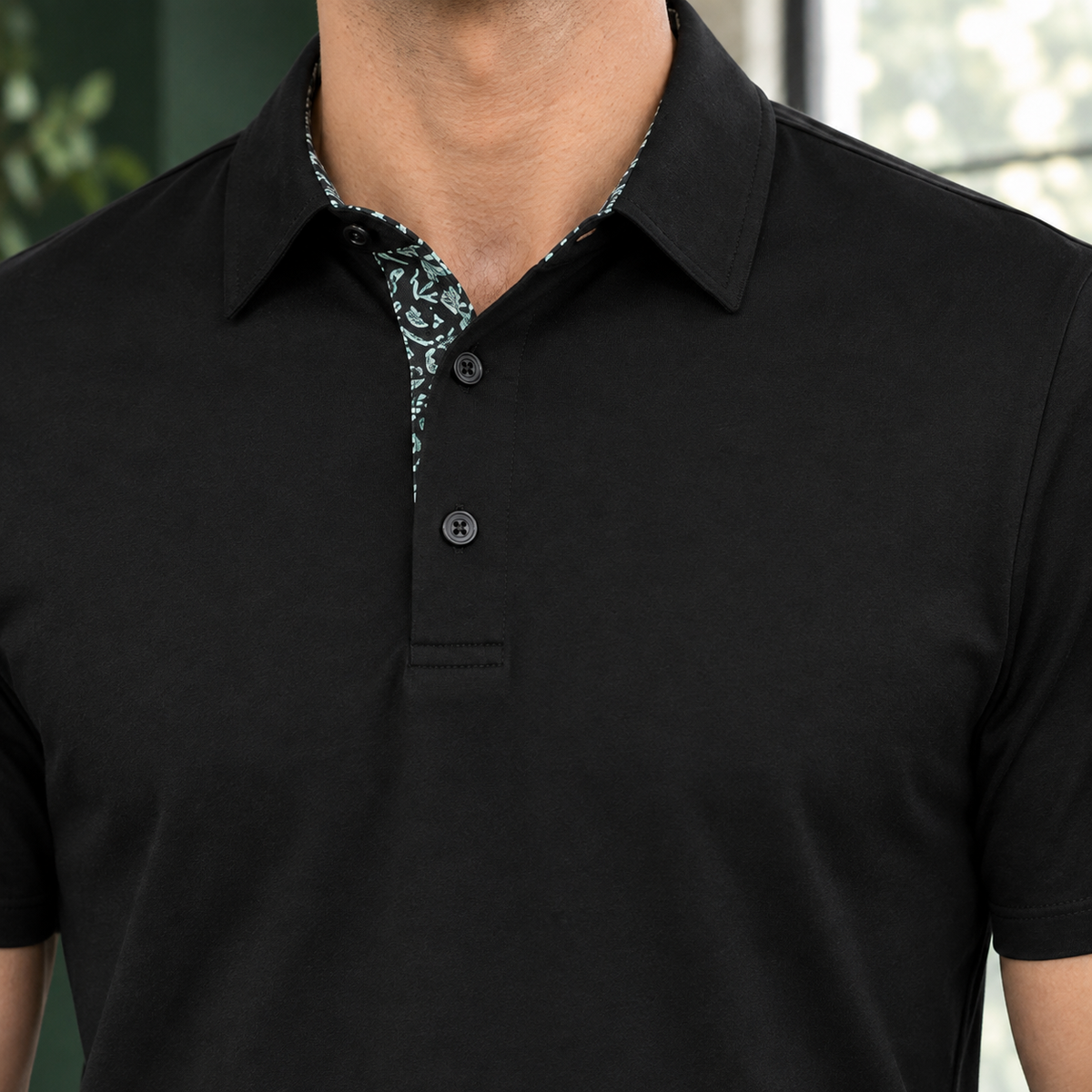 Detailaufnahme des kontrastierenden Kragens am Herren-Polo-Shirt