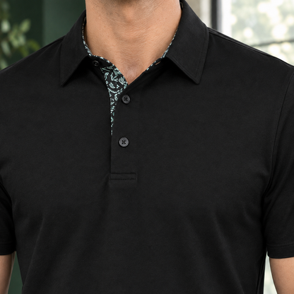 Detailaufnahme des kontrastierenden Kragens am Herren-Polo-Shirt