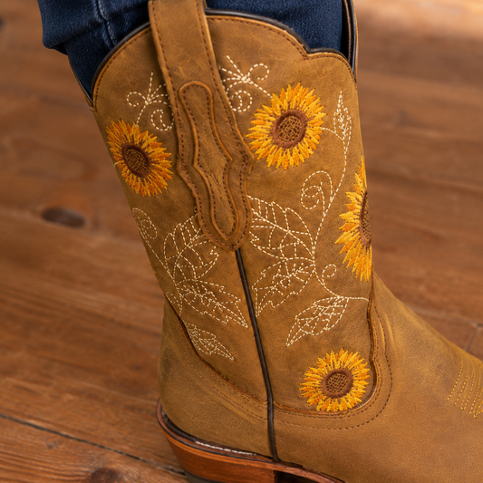 Seitenansicht der Damen-Westernstiefel mit floralen Stickdetails