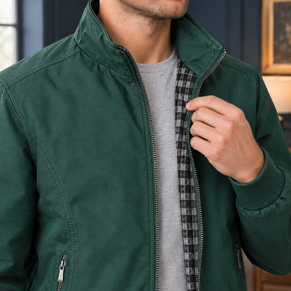 Herrenjacke mit geschlossenem Reißverschluss und klassischem Stehkragen