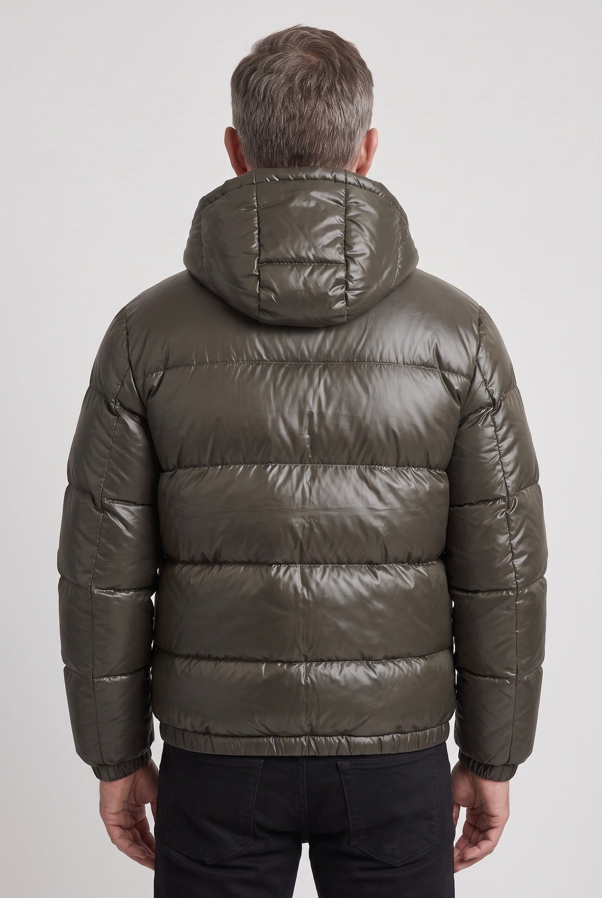 Detailansicht der Kapuze und Steppung der Herrenjacke